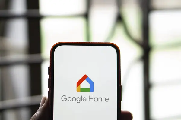 Dhaka, Bangladeş - 23 Temmuz 2024: Google Home logosu akıllı telefonda gösteriliyor.