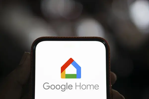 Dhaka, Bangladeş - 23 Temmuz 2024: Google Home logosu akıllı telefonda gösteriliyor.