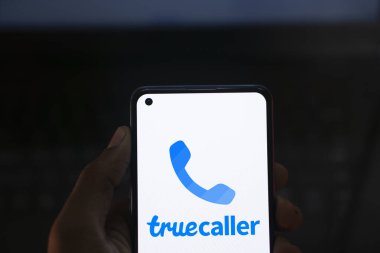 Dhaka, Bangladeş - 25 Temmuz 2024: Truecaller logosu akıllı telefonda sergilenmektedir. Truecaller, arayanın kimliği, arama engellemesi, anlık mesajlaşma, arama kaydı ve ses özelliklerine sahip bir akıllı telefon uygulaması..
