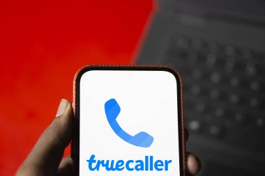 Dhaka, Bangladeş - 25 Temmuz 2024: Truecaller logosu akıllı telefonda sergilenmektedir. Truecaller, arayanın kimliği, arama engellemesi, anlık mesajlaşma, arama kaydı ve ses özelliklerine sahip bir akıllı telefon uygulaması..