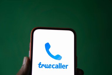 Dhaka, Bangladeş - 25 Temmuz 2024: Truecaller logosu akıllı telefonda sergilenmektedir. Truecaller, arayanın kimliği, arama engellemesi, anlık mesajlaşma, arama kaydı ve ses özelliklerine sahip bir akıllı telefon uygulaması..