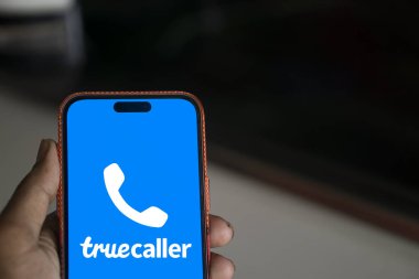 Dhaka, Bangladeş - 25 Temmuz 2024: Truecaller logosu akıllı telefonda sergilenmektedir. Truecaller, arayanın kimliği, arama engellemesi, anlık mesajlaşma, arama kaydı ve ses özelliklerine sahip bir akıllı telefon uygulaması..