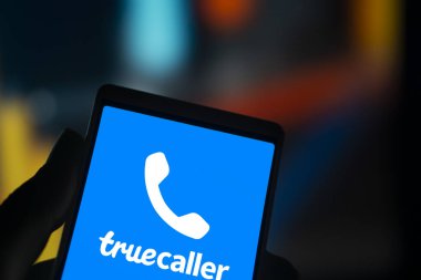 Dhaka, Bangladeş - 25 Temmuz 2024: Truecaller logosu akıllı telefonda sergilenmektedir. Truecaller, arayanın kimliği, arama engellemesi, anlık mesajlaşma, arama kaydı ve ses özelliklerine sahip bir akıllı telefon uygulaması..