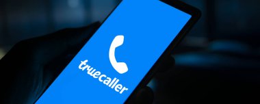 Dhaka, Bangladeş - 25 Temmuz 2024: Truecaller logosu akıllı telefonda sergilenmektedir. Truecaller, arayanın kimliği, arama engellemesi, anlık mesajlaşma, arama kaydı ve ses özelliklerine sahip bir akıllı telefon uygulaması..