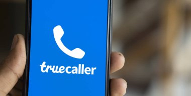 Dhaka, Bangladeş - 25 Temmuz 2024: Truecaller logosu akıllı telefonda sergilenmektedir. Truecaller, arayanın kimliği, arama engellemesi, anlık mesajlaşma, arama kaydı ve ses özelliklerine sahip bir akıllı telefon uygulaması..