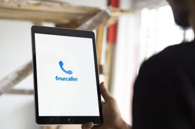 Dhaka, Bangladeş - 25 Temmuz 2024: Truecaller logosu iPad 'de gösteriliyor. Truecaller, arayanın kimliği, arama engellemesi, anlık mesajlaşma, arama kaydı ve ses özelliklerine sahip bir akıllı telefon uygulaması..