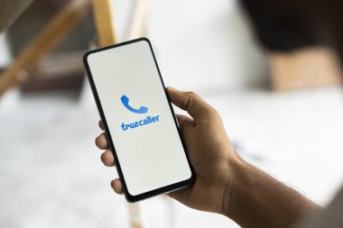 Dhaka, Bangladeş - 25 Temmuz 2024: Truecaller logosu akıllı telefonda sergilenmektedir. Truecaller, arayanın kimliği, arama engellemesi, anlık mesajlaşma, arama kaydı ve ses özelliklerine sahip bir akıllı telefon uygulaması..