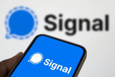 Dhaka, Bangladeş - 27 Temmuz 2024: Sinyal logosu akıllı telefonda gösteriliyor. Sinyal şifreli bir ileti servisidir.