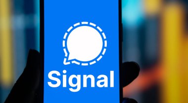 Dhaka, Bangladeş - 27 Temmuz 2024: Sinyal logosu akıllı telefonda gösteriliyor. Sinyal şifreli bir ileti servisidir.