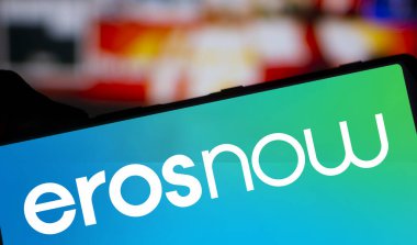 Dhaka, Bangladeş - 27 Temmuz 2024: Eros Now logosu akıllı telefonda sergileniyor. Eros Now, film ve gösteriler için ödenen bir Hint yayın servisidir..