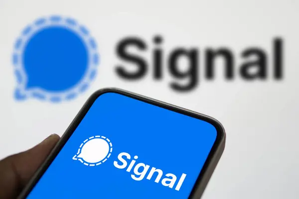 Dhaka, Bangladeş - 27 Temmuz 2024: Sinyal logosu akıllı telefonda gösteriliyor. Sinyal şifreli bir ileti servisidir.
