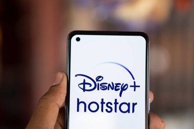 Dhaka, Bangladeş - 31 Temmuz 2024: Disney Plus Hotstar logosu akıllı telefonda sergileniyor.