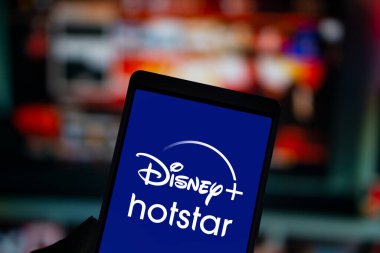 Dhaka, Bangladeş - 31 Temmuz 2024: Disney Plus Hotstar logosu akıllı telefonda sergileniyor.