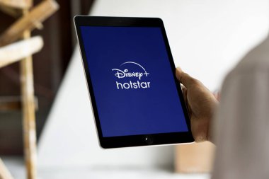 Dhaka, Bangladeş - 31 Temmuz 2024: Disney Plus Hotstar logosu iPad 'de gösteriliyor.