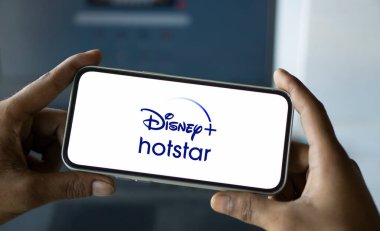 Dhaka, Bangladeş - 31 Temmuz 2024: Disney Plus Hotstar logosu akıllı telefonda sergileniyor.