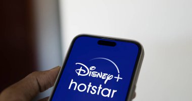Dhaka, Bangladeş - 31 Temmuz 2024: Disney Plus Hotstar logosu akıllı telefonda sergileniyor.