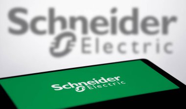 Dhaka, Bangladeş - 01 Ağustos 2024: Schneider Elektrik logosu akıllı telefonda gösteriliyor.