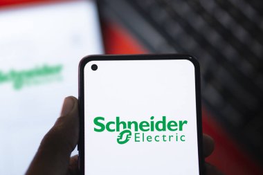 Dhaka, Bangladeş - 01 Ağustos 2024: Schneider Elektrik logosu akıllı telefonda gösteriliyor.