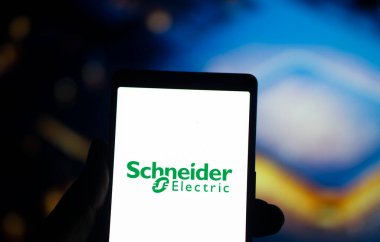 Dhaka, Bangladeş - 01 Ağustos 2024: Schneider Elektrik logosu akıllı telefonda gösteriliyor.