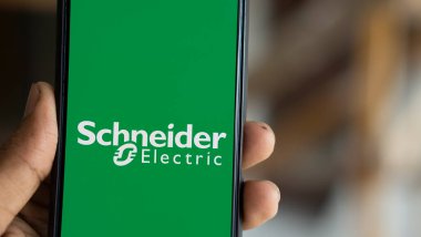 Dhaka, Bangladeş - 01 Ağustos 2024: Schneider Elektrik logosu akıllı telefonda gösteriliyor.