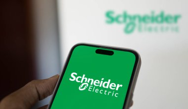 Dhaka, Bangladeş - 01 Ağustos 2024: Schneider Elektrik logosu akıllı telefonda gösteriliyor.