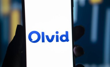 Dhaka, Bangladeş - 04 Ağustos 2024: Olvid logosu akıllı telefonda sergilenmektedir. Olvid herkes için ilk özel anlık mesajlaşma uygulaması.