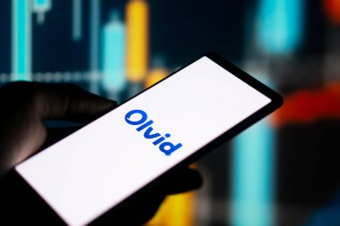 Dhaka, Bangladeş - 04 Ağustos 2024: Olvid logosu akıllı telefonda sergilenmektedir. Olvid herkes için ilk özel anlık mesajlaşma uygulaması.