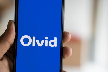 Dhaka, Bangladeş - 04 Ağustos 2024: Olvid logosu akıllı telefonda sergilenmektedir. Olvid herkes için ilk özel anlık mesajlaşma uygulaması.