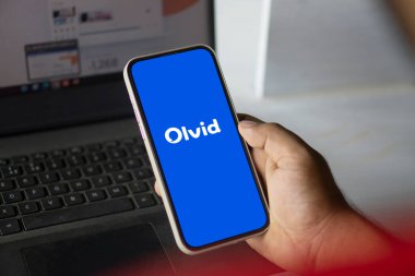 Dhaka, Bangladeş - 04 Ağustos 2024: Olvid logosu akıllı telefonda sergilenmektedir. Olvid herkes için ilk özel anlık mesajlaşma uygulaması.
