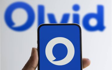 Dhaka, Bangladeş - 04 Ağustos 2024: Olvid logosu akıllı telefonda sergilenmektedir. Olvid herkes için ilk özel anlık mesajlaşma uygulaması.