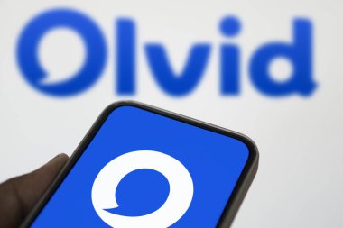 Dhaka, Bangladeş - 04 Ağustos 2024: Olvid logosu akıllı telefonda sergilenmektedir. Olvid herkes için ilk özel anlık mesajlaşma uygulaması.