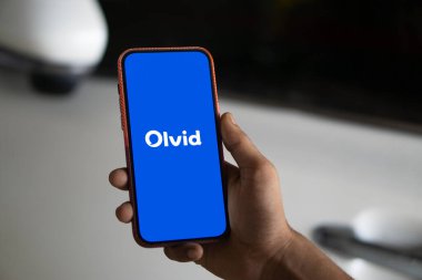 Dhaka, Bangladeş - 04 Ağustos 2024: Olvid logosu akıllı telefonda sergilenmektedir. Olvid herkes için ilk özel anlık mesajlaşma uygulaması.