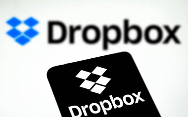 Dhaka, Bangladeş - 04 Ağustos 2024: Dropbox logosu akıllı telefonda sergilenmektedir. Dropbox, Amerikan Dropbox Inc. tarafından işletilen bir dosya sunucu servisidir..