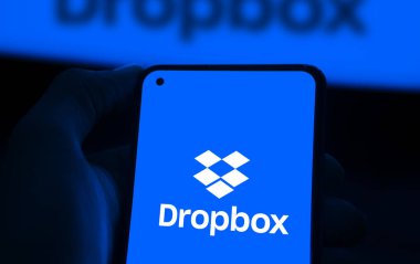 Dhaka, Bangladeş - 04 Ağustos 2024: Dropbox logosu akıllı telefonda sergilenmektedir. Dropbox, Amerikan Dropbox Inc. tarafından işletilen bir dosya sunucu servisidir..