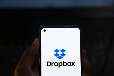 Dhaka, Bangladeş - 04 Ağustos 2024: Dropbox logosu akıllı telefonda sergilenmektedir. Dropbox, Amerikan Dropbox Inc. tarafından işletilen bir dosya sunucu servisidir..