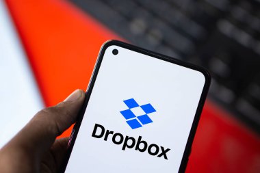 Dhaka, Bangladeş - 04 Ağustos 2024: Dropbox logosu akıllı telefonda sergilenmektedir. Dropbox, Amerikan Dropbox Inc. tarafından işletilen bir dosya sunucu servisidir..