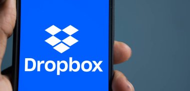 Dhaka, Bangladeş - 04 Ağustos 2024: Dropbox logosu akıllı telefonda sergilenmektedir. Dropbox, Amerikan Dropbox Inc. tarafından işletilen bir dosya sunucu servisidir..