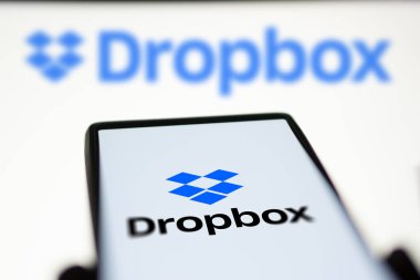 Dhaka, Bangladeş - 04 Ağustos 2024: Dropbox logosu akıllı telefonda sergilenmektedir. Dropbox, Amerikan Dropbox Inc. tarafından işletilen bir dosya sunucu servisidir..