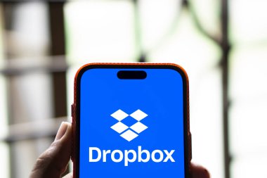 Dhaka, Bangladeş - 04 Ağustos 2024: Dropbox logosu akıllı telefonda sergilenmektedir. Dropbox, Amerikan Dropbox Inc. tarafından işletilen bir dosya sunucu servisidir..