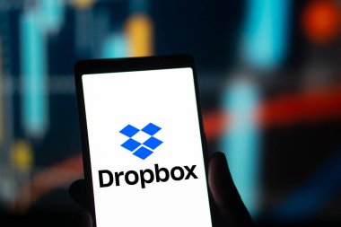 Dhaka, Bangladeş - 04 Ağustos 2024: Dropbox logosu akıllı telefonda sergilenmektedir. Dropbox, Amerikan Dropbox Inc. tarafından işletilen bir dosya sunucu servisidir..