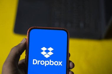 Dhaka, Bangladeş - 04 Ağustos 2024: Dropbox logosu akıllı telefonda sergilenmektedir. Dropbox, Amerikan Dropbox Inc. tarafından işletilen bir dosya sunucu servisidir..