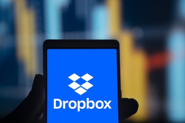 Dhaka, Bangladeş - 04 Ağustos 2024: Dropbox logosu akıllı telefonda sergilenmektedir. Dropbox, Amerikan Dropbox Inc. tarafından işletilen bir dosya sunucu servisidir..