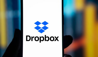 Dhaka, Bangladeş - 04 Ağustos 2024: Dropbox logosu akıllı telefonda sergilenmektedir. Dropbox, Amerikan Dropbox Inc. tarafından işletilen bir dosya sunucu servisidir..