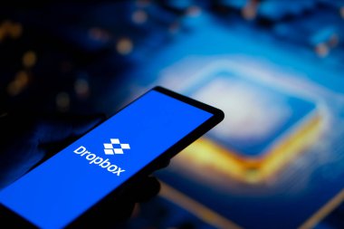 Dhaka, Bangladeş - 04 Ağustos 2024: Dropbox logosu akıllı telefonda sergilenmektedir. Dropbox, Amerikan Dropbox Inc. tarafından işletilen bir dosya sunucu servisidir..