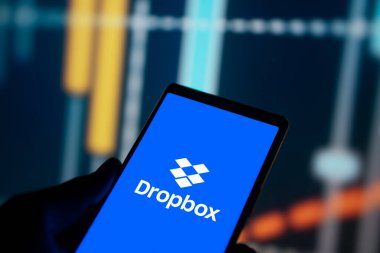 Dhaka, Bangladeş - 04 Ağustos 2024: Dropbox logosu akıllı telefonda sergilenmektedir. Dropbox, Amerikan Dropbox Inc. tarafından işletilen bir dosya sunucu servisidir..
