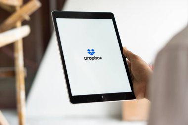 Dhaka, Bangladeş - 04 Ağustos 2024: Dropbox logosu iPad 'de gösteriliyor. Dropbox, Amerikan Dropbox Inc. tarafından işletilen bir dosya sunucu servisidir..