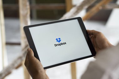 Dhaka, Bangladeş - 04 Ağustos 2024: Dropbox logosu iPad 'de gösteriliyor. Dropbox, Amerikan Dropbox Inc. tarafından işletilen bir dosya sunucu servisidir..