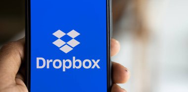Dhaka, Bangladeş - 04 Ağustos 2024: Dropbox logosu akıllı telefonda sergilenmektedir. Dropbox, Amerikan Dropbox Inc. tarafından işletilen bir dosya sunucu servisidir..