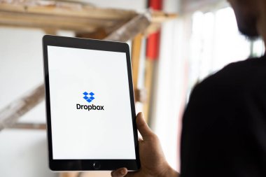 Dhaka, Bangladeş - 04 Ağustos 2024: Dropbox logosu iPad 'de gösteriliyor. Dropbox, Amerikan Dropbox Inc. tarafından işletilen bir dosya sunucu servisidir..