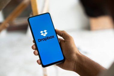 Dhaka, Bangladeş - 04 Ağustos 2024: Dropbox logosu akıllı telefonda sergilenmektedir. Dropbox, Amerikan Dropbox Inc. tarafından işletilen bir dosya sunucu servisidir..